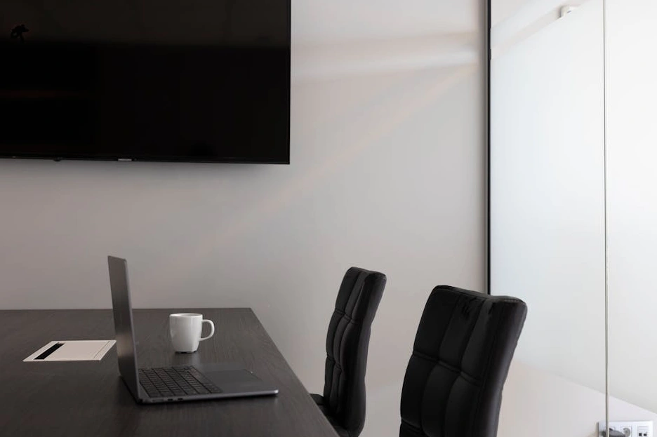 Zespół analityków Vantage Point omawiający strategię wzrostu na tle wykresów.